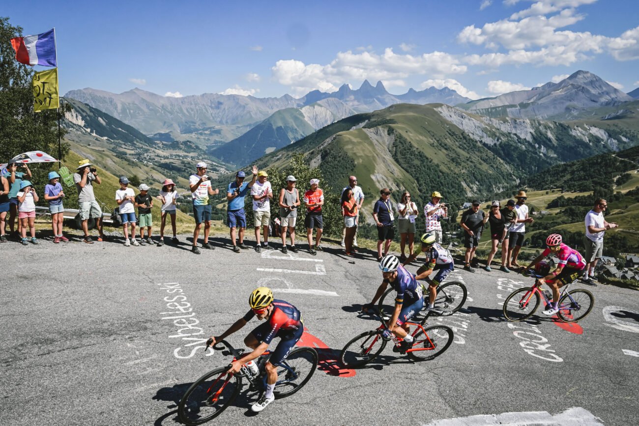 Climbing to Alpe d'Huez on lightweight vs aero bikes.
