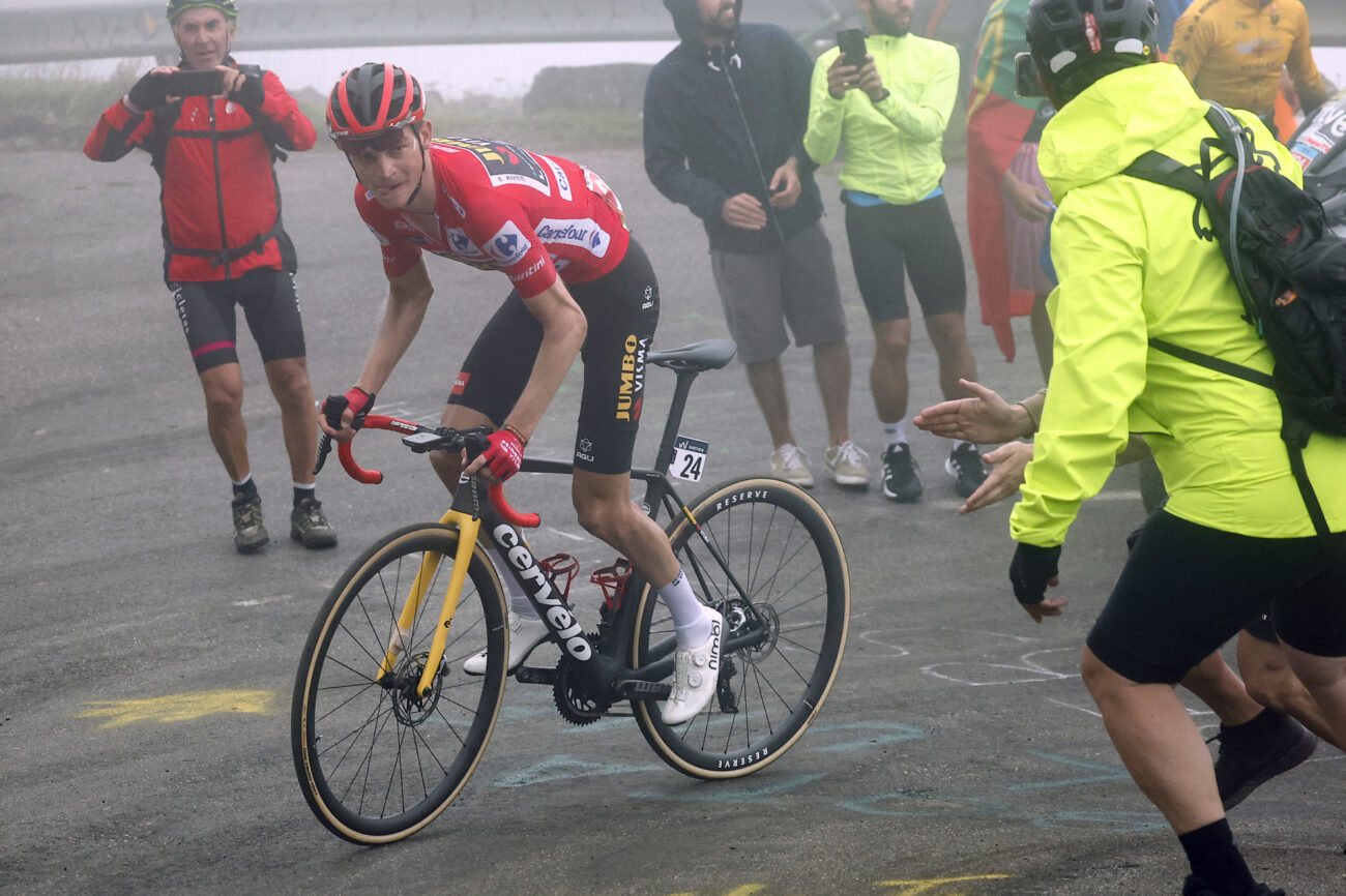 Sepp Kuss climbing the Angliru at the 2023 Vuelta.