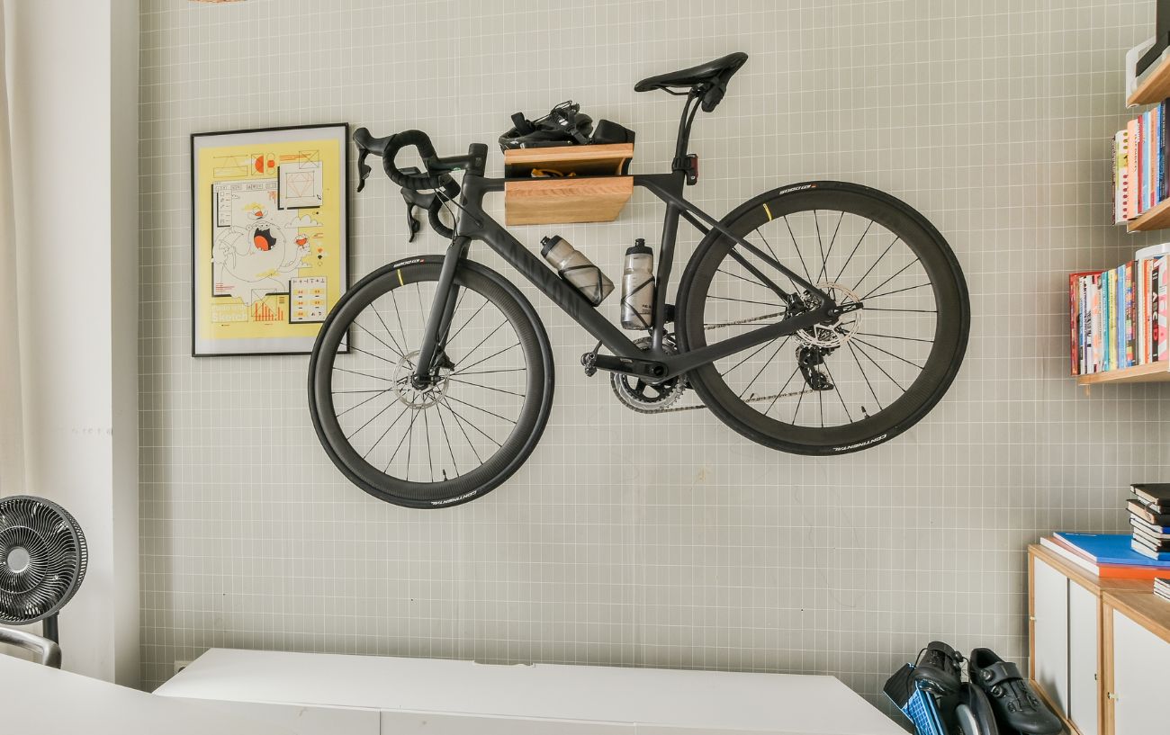 Photo demonstrating how to hang a bike on the wall in an apartment.