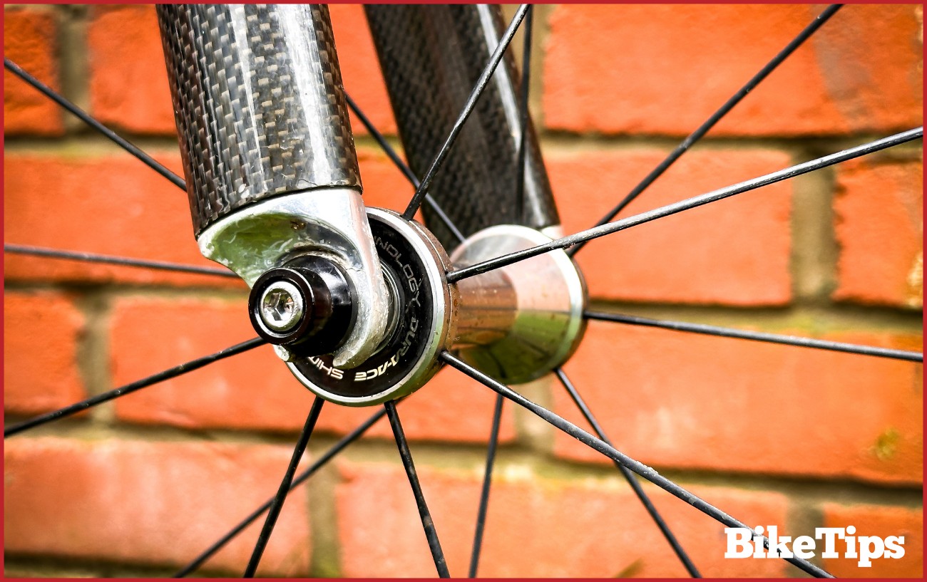 A front hub on a bike wheel with a skewer inside.