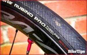 Demonstration photo showing how to install tubeless tires
