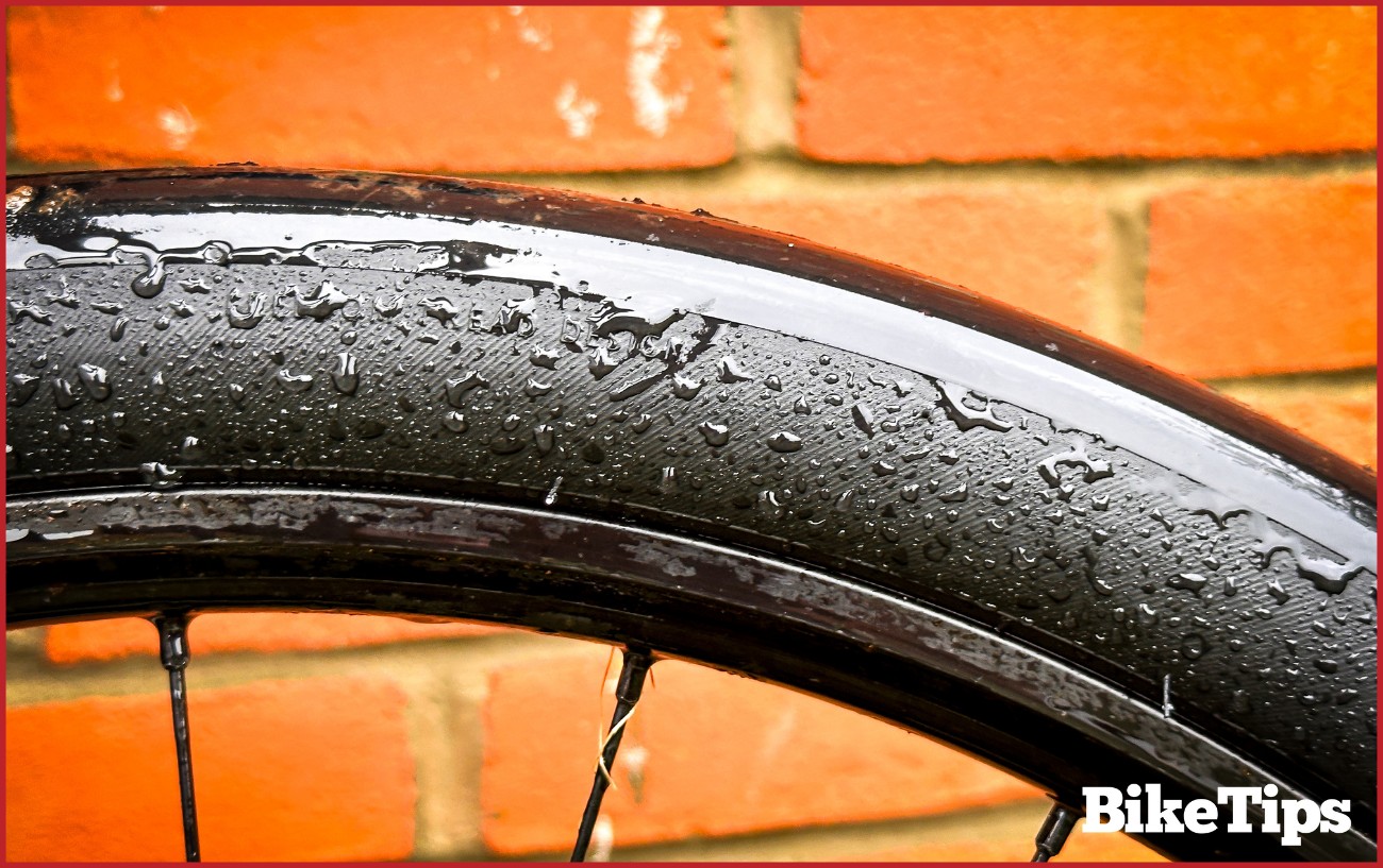 A large slick city tire on a bike.